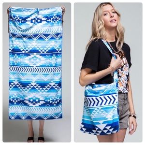 B122💙Plush full sized beach towel converts 2 purse w/strap 4 easy carry…